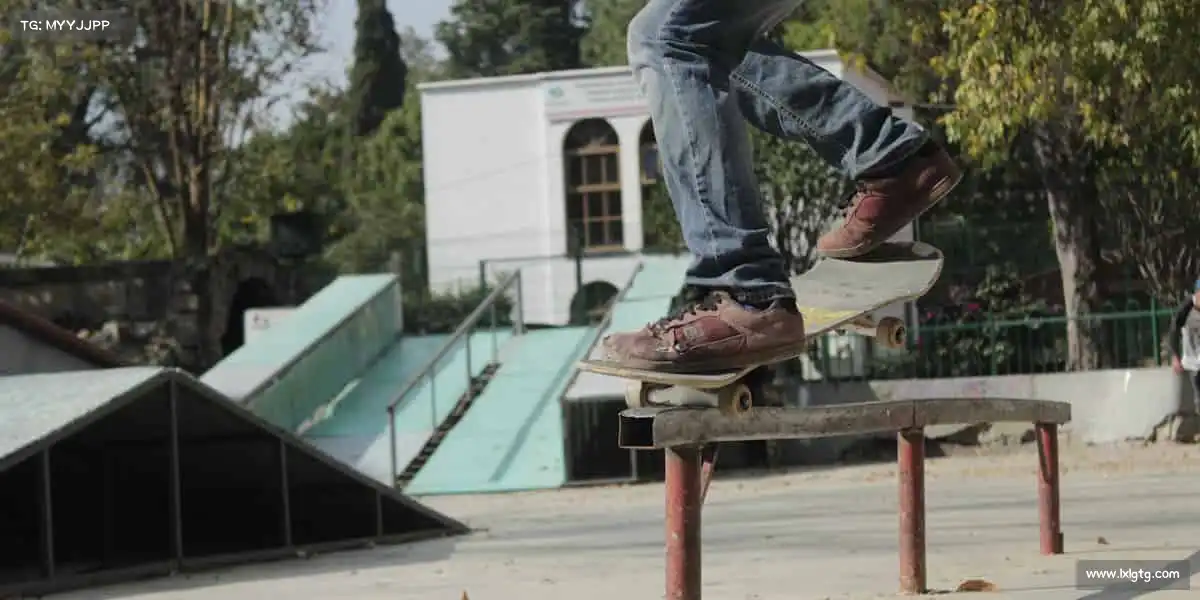 <strong>必一运动</strong>🎾从热身到冲刺，每一次挥拍都是对梦想的回应！